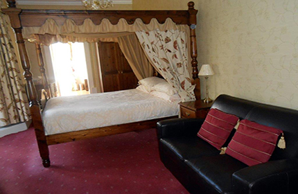 hotel-room-four-poster-bed.jpg